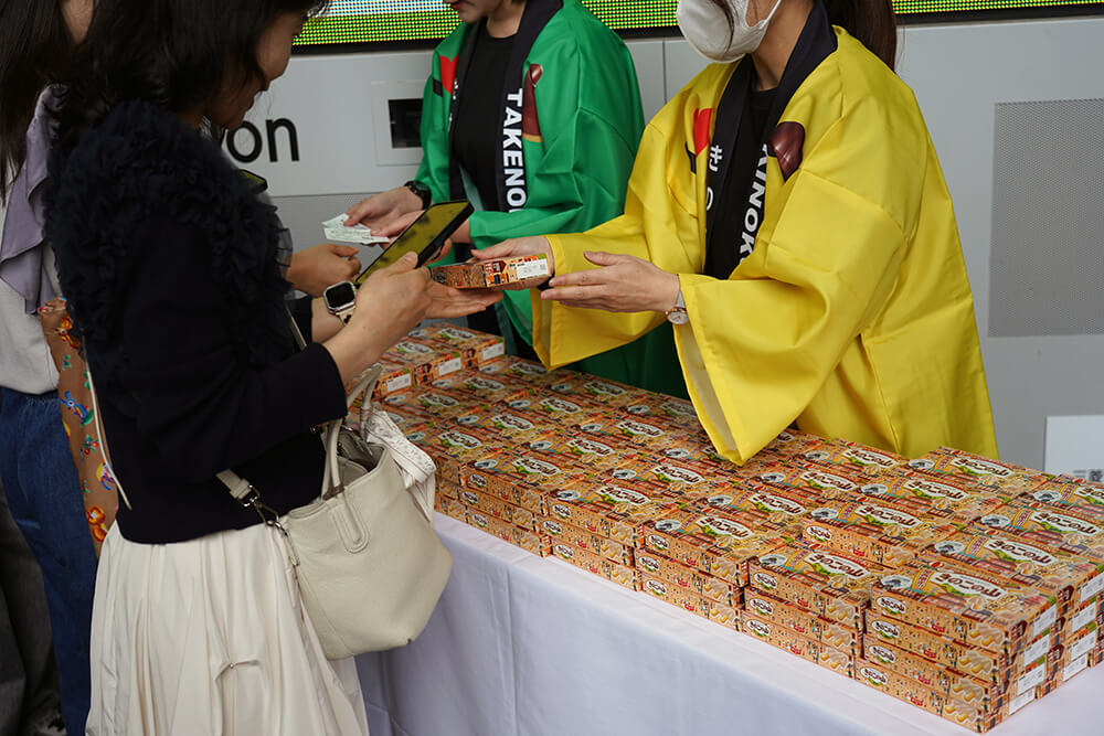 配布イベントの様子（手渡し）
