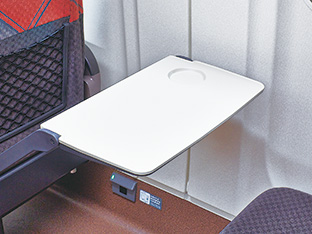 普通車 テーブル写真