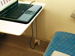 普通車指定席・普通車自由席 モバイルコンセント写真