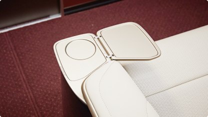 肘掛けに収納されたカクテルトレイ