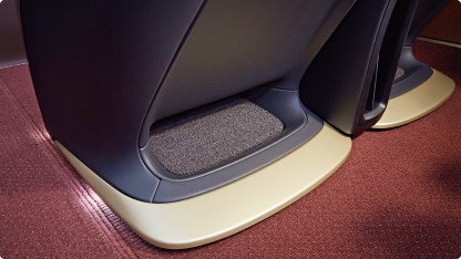 前の座席下のシューズトレイ