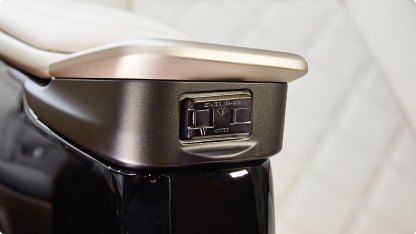 肘掛け前方部分の電源コンセント