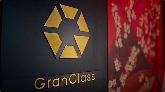GranClassのロゴプレートと和柄のパネル