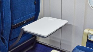 引き出した状態のスライド式背面テーブル