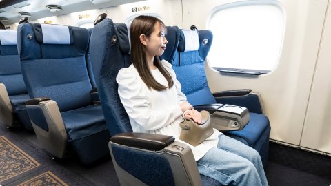 濃藍色の布地を用いたグリーン車のシート