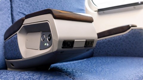 座席に設置されたモバイルコンセント