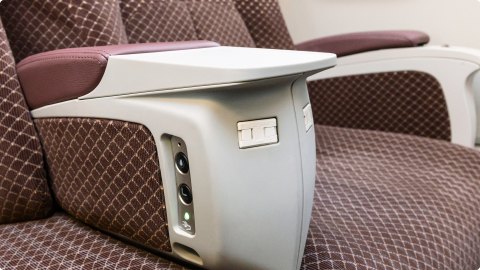 座席に設置されたモバイルコンセント