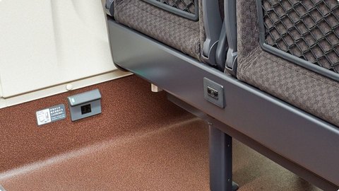 座席に設置されたモバイルコンセント