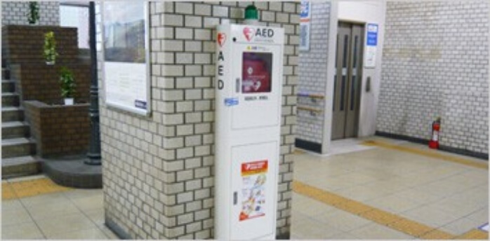 駅コンコース内でのAED設置例